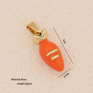 Détail macro d'un pendentif carotte de 2cm en laiton émaillé orange et doré