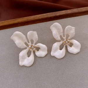 Details von weißen Blumenohrringen mit Emaille-Blütenblättern und Strass-Akzenten