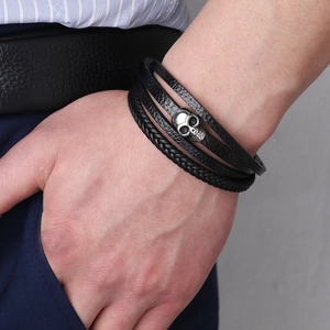 Bracelet punk multicouche en cuir noir avec breloque crâne argentée et fermoir magnétique