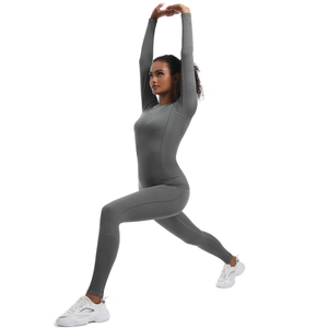 Dettaglio del set yoga grigio senza cuciture a vita alta con trama in maglia traspirante