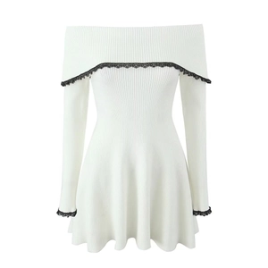 Vestido corto de punto blanco con encaje negro y diseño de hombros descubiertos