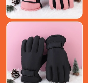 Dettaglio di guanti invernali impermeabili con funzione touch in rosa e nero