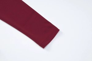 Gros plan du poignet rouge vin présentant une finition soignée avec double couture