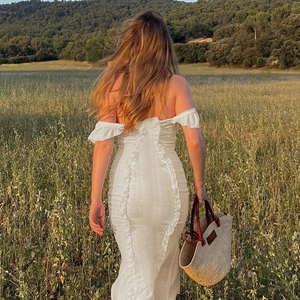 Französisches weißes schulterfreies Spitzenkleid mit Volants in der Rückansicht im Freien