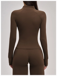 Vue arrière de la veste de yoga marron et legging assorti pour femmes sportives