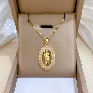 Détail du pendentif ovale en or avec portrait en nacre et zircons sur écrin soyeux