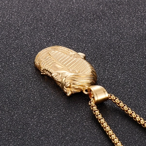 Nahaufnahme der goldenen ägyptischen Pharao Tutanchamun Kette mit Gravur