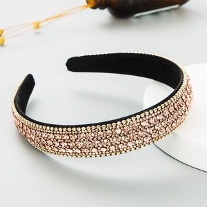 Dettaglio di strass rosa e fodera in velluto nero su un cerchietto moda