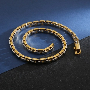Makrodetail der zweifarbigen quadratischen Gliederkette in Gold und Silber
