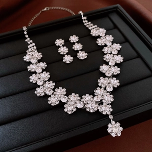Dettaglio del set di gioielli floreali in argento con strass in una scatola regalo nera