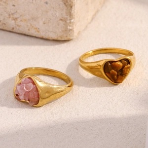 18K vergoldete Edelstahlringe mit rosa und braunen herzförmigen Halbedelsteinen