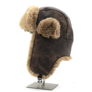 Détail du chapeau trappeur vintage avec doublure en fausse fourrure épaisse et boucle