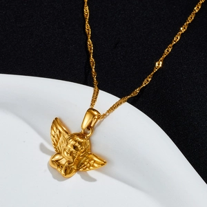 Gros plan détaillé du pendentif ange en acier doré 18K avec sa chaîne à vagues fine
