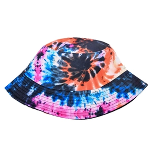 Détail d'un chapeau bob tie-dye vibrant avec motifs néon et bordures surpiquées