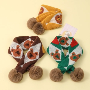 Détails des écharpes tricotées ours en jaune, marron et vert avec pompons en fausse fourrure