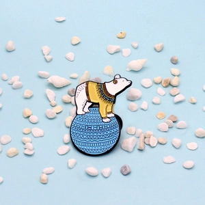 Süße Cartoon Emaille Pin Zinklegierung Eisbär Im Gelben Pullover Auf Ball Brosche Abzeichen Für Damen Kinder Schmuck