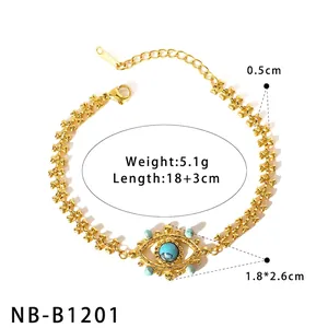 Vista dettagliata del bracciale occhio greco con turchese e perle su catena in acciaio