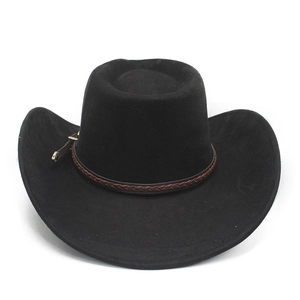 Détail d'un chapeau de cowboy en suédine noire avec ruban en cuir tressé et boucle métal