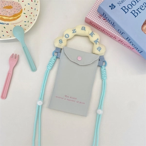 Détail de la pochette téléphone brodée avec poignée nuage et bouton-pression rose