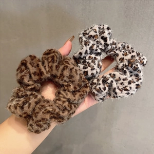 Set van twee faux bont haar elastiekjes met luipaardprint in bruin en grijs velvet