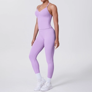 Detailansicht hellviolettes Yoga-Set mit V-Ausschnitt Top und High-Waist-Sportleggings