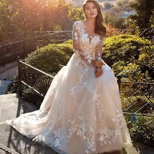 Robe de mariée élégante à col en V, manches longues et broderies de dentelle florale