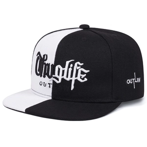 Dettaglio del ricamo Thuglife e OUTLAW sul cappellino hip-hop bicolore nero e bianco