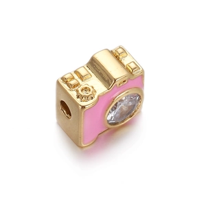 Dettaglio charm fotocamera placcato oro con smalto rosa e cristallo per gioielli fai-da-te