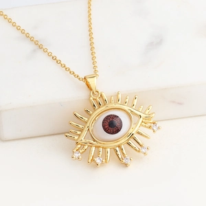 Detailaufnahme der Goldenen Evil Eye Halskette mit funkelnden Zirkon-Wimpern am Anhänger