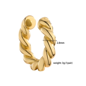 Detail of golden twist cuff earring with 2.8mm thickness and 3g weight specifications