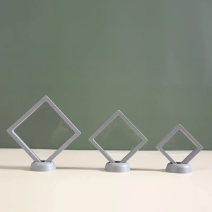 Grijze zwevende displaybox set voor sieraden met frames en voetstukken in drie maten