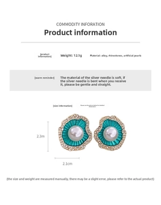 Détail de boucles d'oreilles en éventail avec émail vert, perles et cristaux brillants