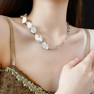 Détail du collier de perles irrégulières et chaîne en argent porté par un mannequin