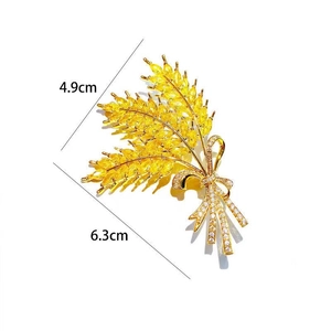 Elegant gold wheat ear crystal brooch with ribbon bow detail, size 4.9cm by 6.3cm