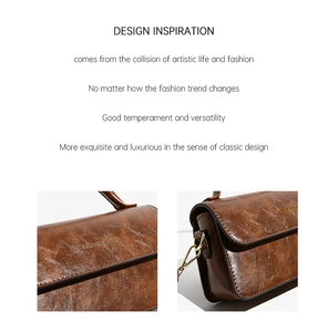 Dettagli ravvicinati della borsa retrò in pelle cerata marrone con logo in oro
