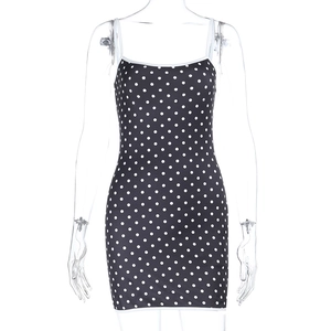 Mini robe moulante noire à pois avec fines bretelles sur un mannequin invisible