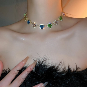 Elegante choker dorato con pietre preziose a cuore e dettagli in micro-pavè