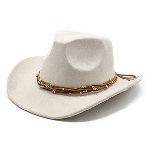 Chapeau de cowboy blanc en suédine à large bord avec ruban perlé sur fond blanc