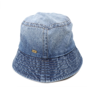 Bob rétro en denim dégradé bicolore avec plaque métallique dorée sur fond blanc