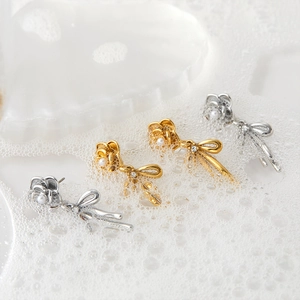 Boucles d'oreilles en acier 316L avec fleurs de camélia, nœuds et perles