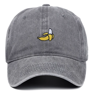 Détail de la broderie banane jaune sur casquette en coton lavé gris foncé