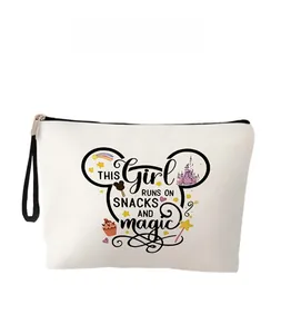 Detail der weißen Canvas-Kosmetiktasche mit Mickey-Silhouette und magischem Aufdruck