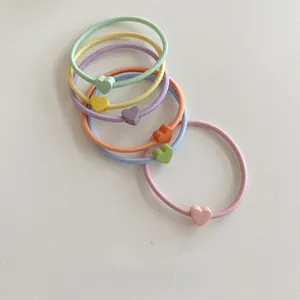 Set di sei elastici per capelli color macaron con ciondoli a cuore opachi in dettaglio