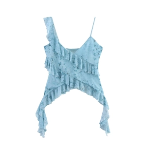 Sexy hellblaues Camisole-Top mit Blumenmuster und asymmetrischem Rüschendesign auf Weiß