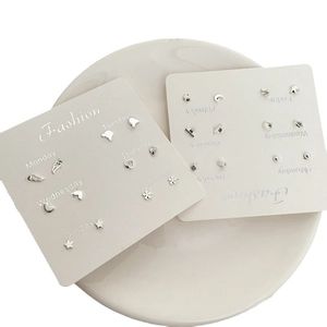 Set di orecchini a lobo minimalisti in argento con motivi stella luna e corona