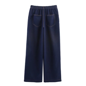 Details einer dunkelblauen Jeans mit hoher Taille, Gummizug und hinteren Aufsetztaschen