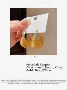 Détail des boucles d'oreilles plaquées or 18 carats avec design évidé et zircons