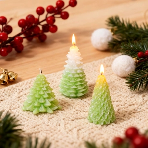 Gedetailleerde textuur van brandende kerstboomkaarsen op een feestelijke gebreide basis