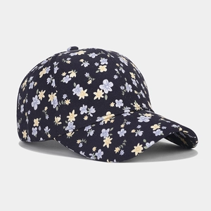 Gros plan du motif floral sur casquette de baseball en coton bleu marine avec visière courbée