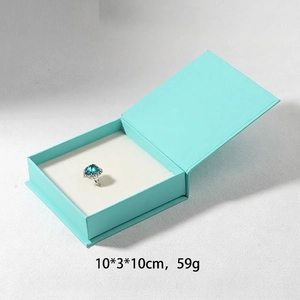 Joyero azul tipo libro con anillo de corazón, tamaño 10x3x10cm y un peso total de 59g